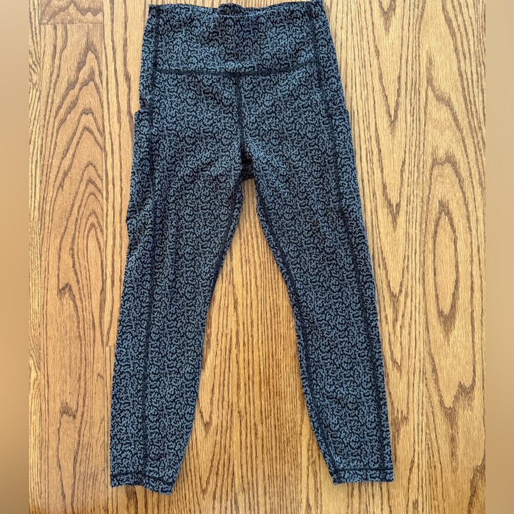 Athleta ultimate stash pocket textured 7/8 tight, size small. Grey and black.